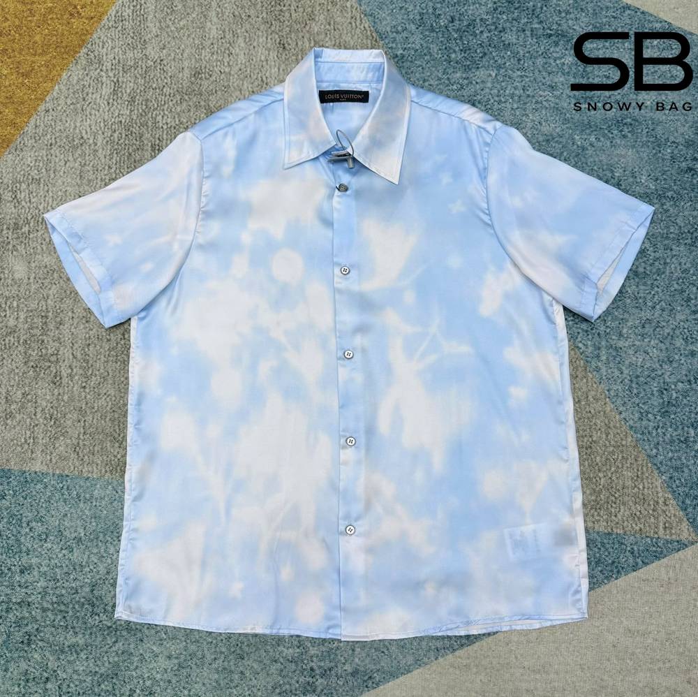 Áo sơ mi LV Printed Short-Sleeved Shirt Arctic Ice Xanh Dương góc nghiêng chi tiết