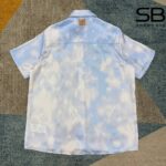 Áo sơ mi LV Printed Short-Sleeved Shirt Arctic Ice Xanh Dương với thiết kế tinh tế.