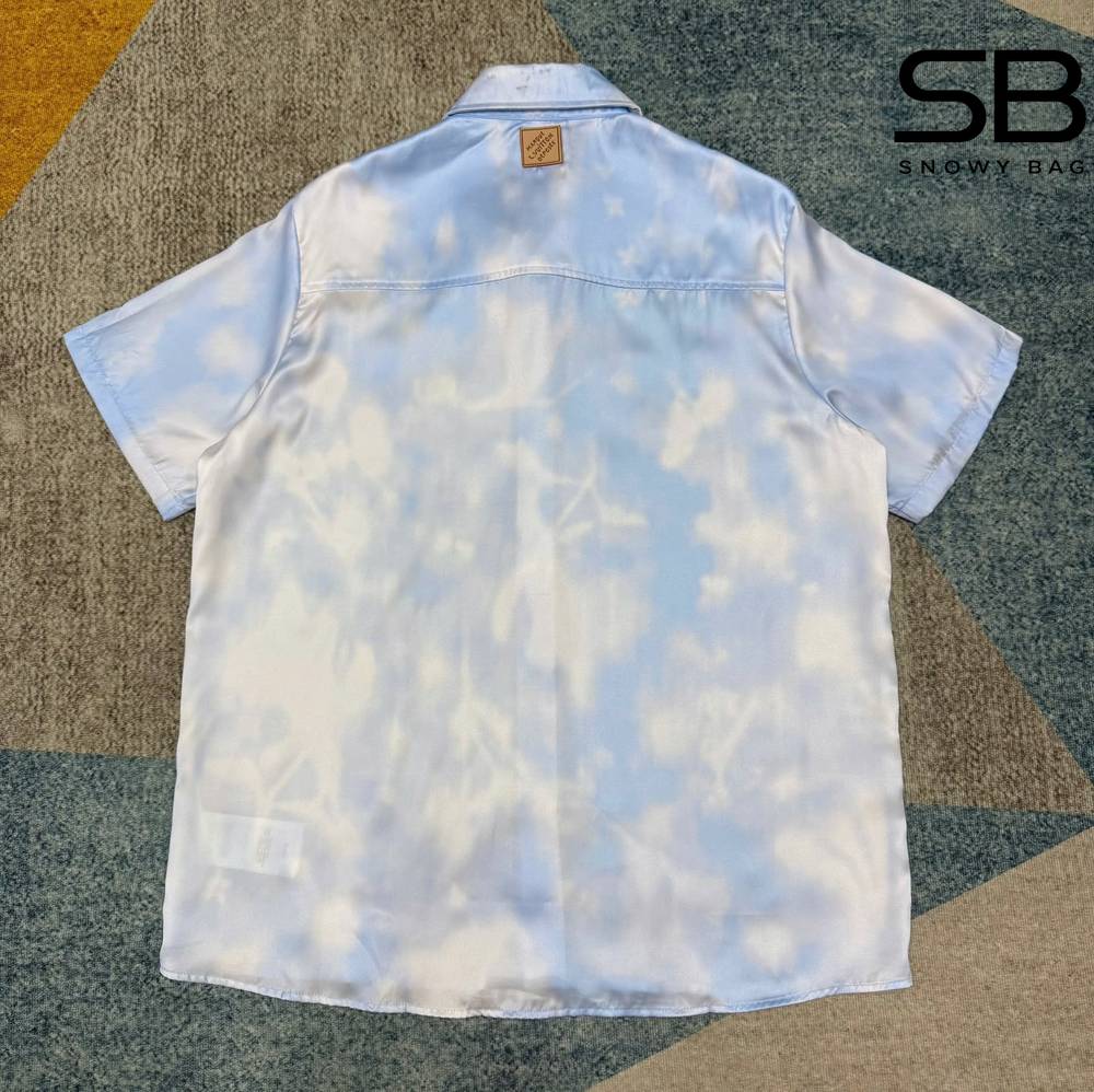 Áo sơ mi LV Printed Short-Sleeved Shirt Arctic Ice Xanh Dương với thiết kế tinh tế.