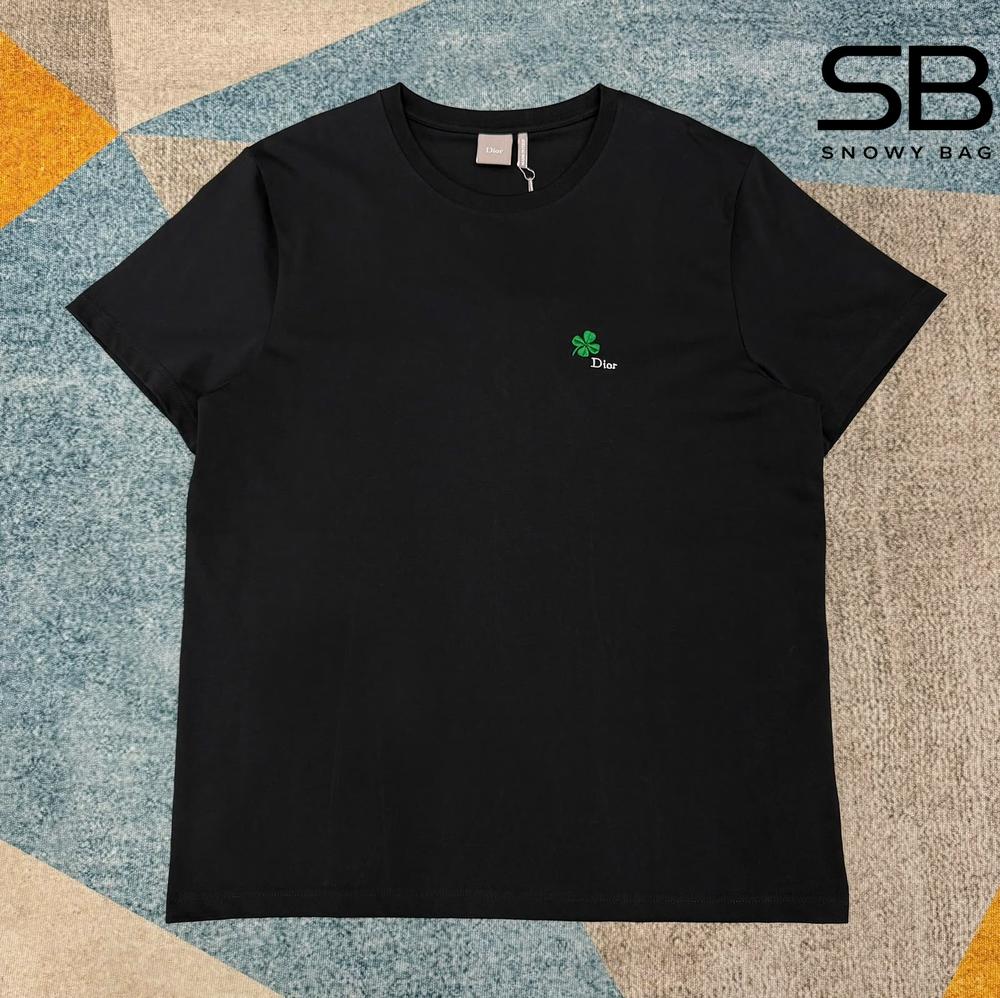 Áo thun Dior Clover Embroidery Regular Fit Black Cotton Jersey Đen góc nghiêng chi tiết