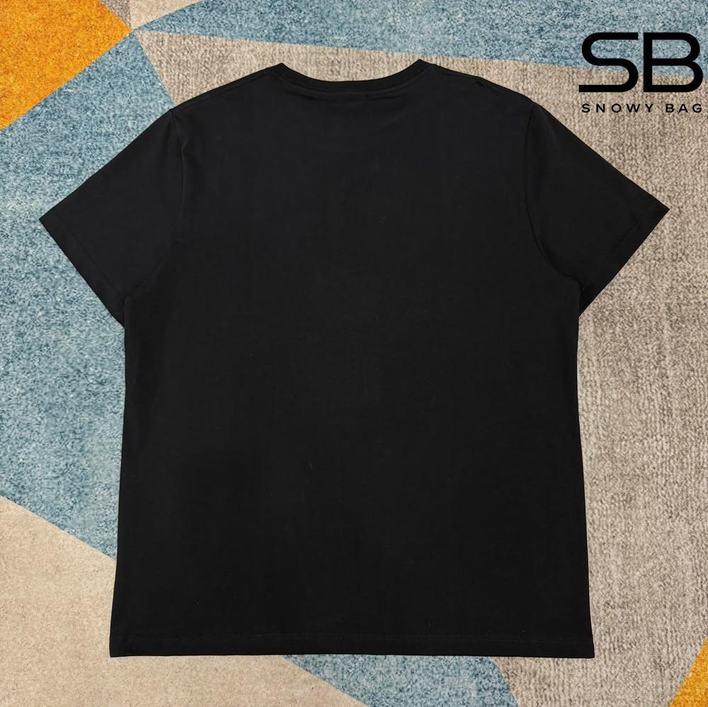 Áo thun Dior Clover Embroidery Regular Fit Black Cotton Jersey Đen với chi tiết logo sang trọng.