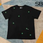 Áo thun Dior Clover Embroidery Relaxed Fit Black Cotton Jersey Đen góc nghiêng chi tiết.