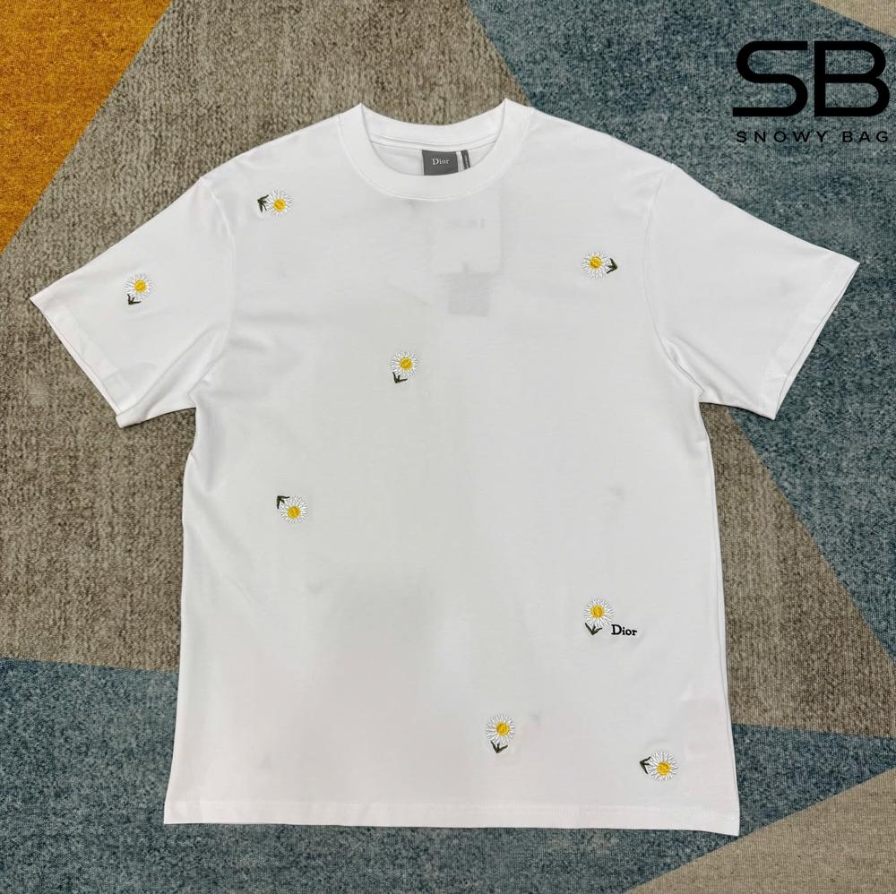 Áo thun Dior Daisy Embroidery Relaxed Fit White Cotton Jersey Trắng góc nghiêng chi tiết