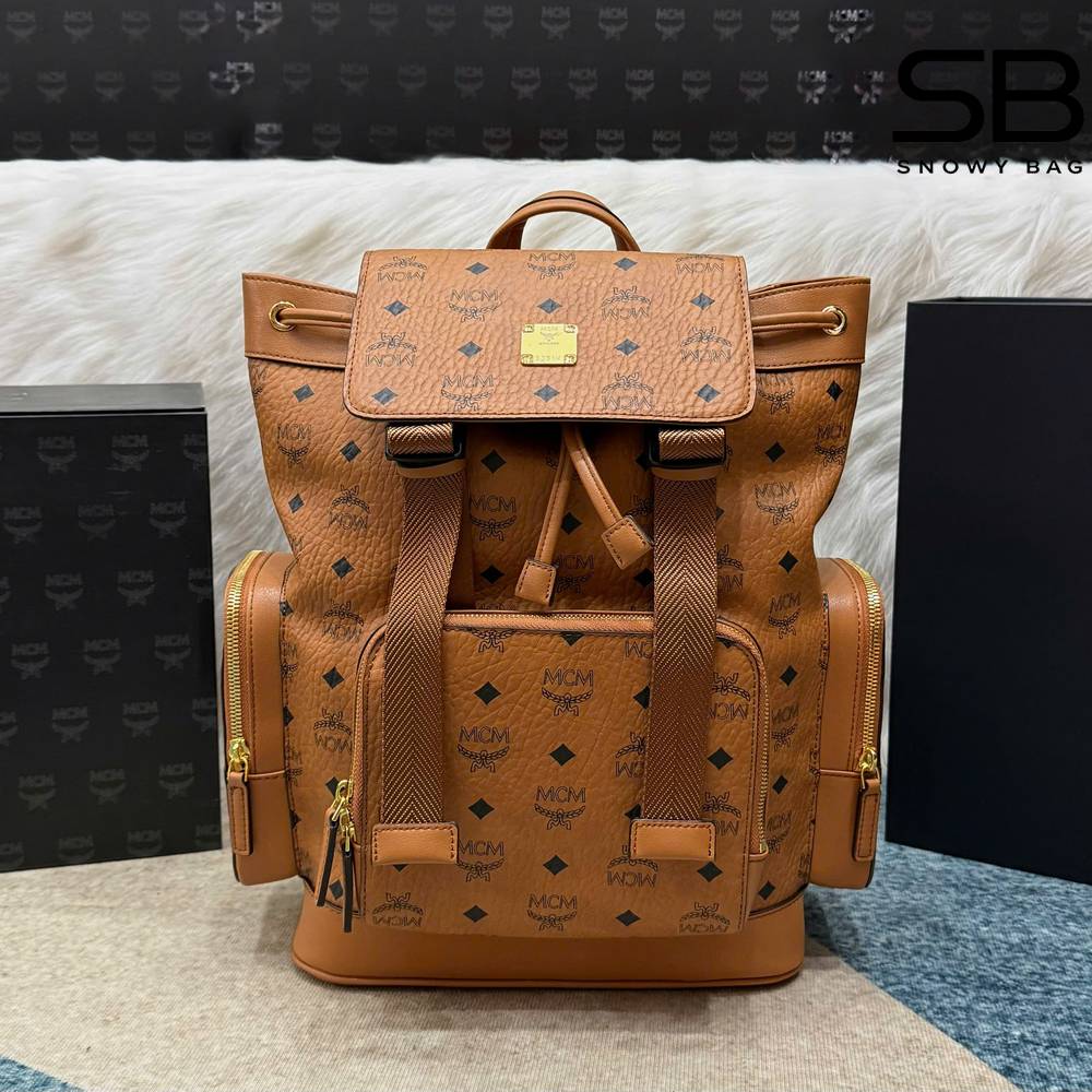 Ba Lô MCM Brandenburg Backpack in Visetos Nâu 38CM góc nghiêng chi tiết