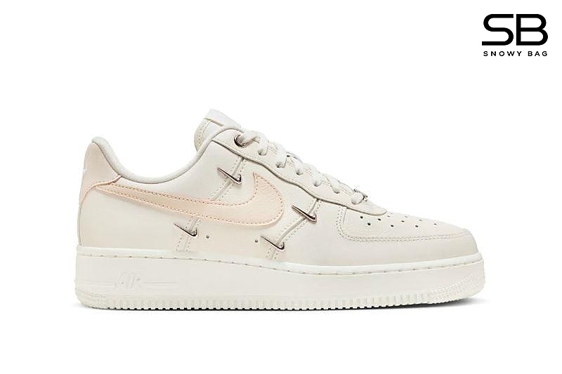 Giày Air Force 1 Low '07 LX Guava Ice Mini Gold Swooshes đầy phong cách