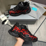 Giày Balenciaga Runner Graffiti Black Red Đen Đỏ góc nghiêng chi tiết