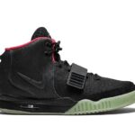Giày Nike Air Yeezy 2 NRG Solar Red Màu Đen với thiết kế nổi bật