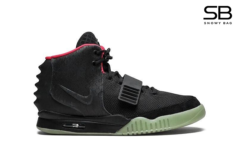 Giày Nike Air Yeezy 2 NRG Solar Red Màu Đen với thiết kế nổi bật