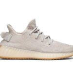 Giày Yeezy 350 V2 Sesame Xám Nhạt với thiết kế độc đáo