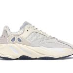 Giày Yeezy 700 Analog với thiết kế hiện đại và phong cách thời trang