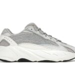 Giày Yeezy 700 Static với thiết kế hiện đại và sang trọng.
