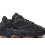 Giày Yeezy 700 Utility Black Đen với thiết kế mạnh mẽ và thời thượng