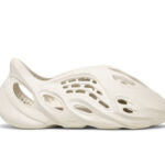 Giày Yeezy Foam RNNR Ararat Trắng, kiểu dáng độc đáo và hiện đại.