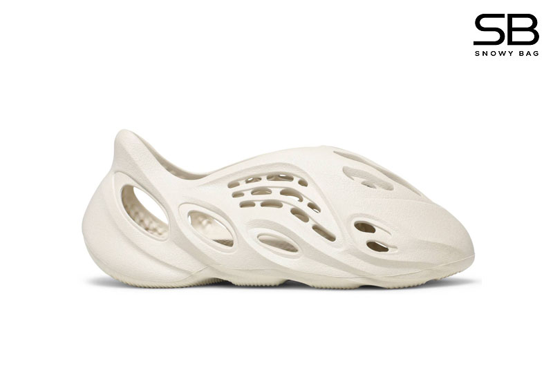 Giày Yeezy Foam RNNR Ararat Trắng, kiểu dáng độc đáo và hiện đại.