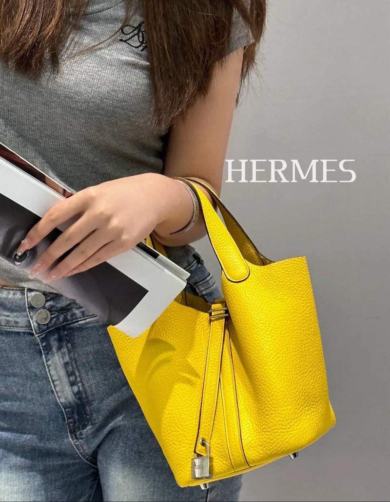 Cô gái mang túi Hermes màu vàng