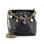 Túi Chanel 22 Mini Bucket Bag Resin Charm Black Lambskin GHW sang trọng