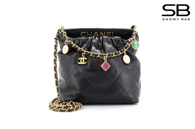 Túi Chanel 22 Mini Bucket Bag Resin Charm Black Lambskin GHW sang trọng