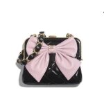 Túi Chanel Mini Clutch with Bow Crossbody màu đen bóng hồng da cừu nhăn