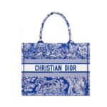 Túi Dior Book Tote Medium Flourescent Blue Tiger Toile De Jouy Reverse sang trọng.