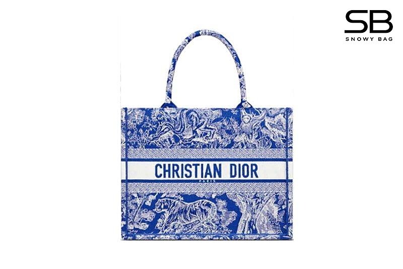 Túi Dior Book Tote Medium Flourescent Blue Tiger Toile De Jouy Reverse sang trọng.
