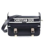 Túi Dior Small Diorcamp Bag bằng da bò trắng mịn.