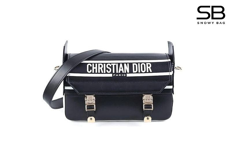 Túi Dior Small Diorcamp Bag bằng da bò trắng mịn.