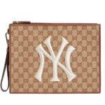 Túi Gucci x MLB NY Yankee GG Supreme Pouch Limited sang trọng và đẳng cấp.