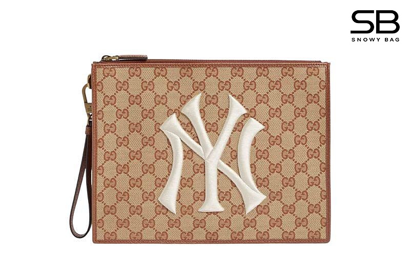 Túi Gucci x MLB NY Yankee GG Supreme Pouch Limited sang trọng và đẳng cấp.