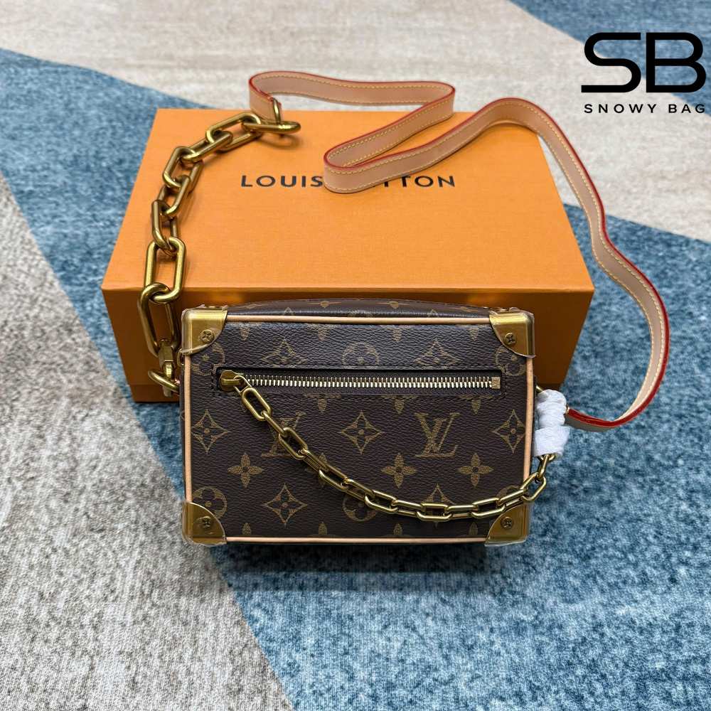 Túi LV Mini Soft Trunk Monogram Legacy Nâu 18CM góc nghiêng chi tiết