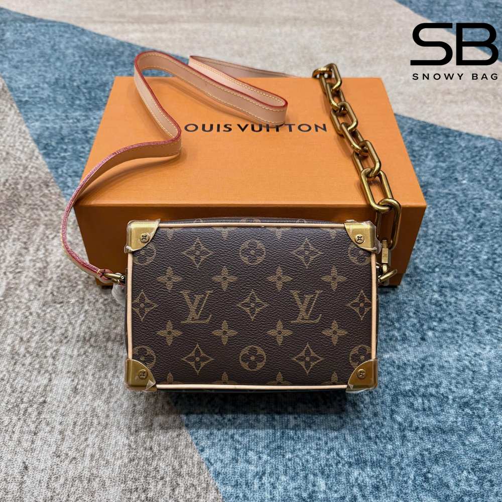 Túi LV Mini Soft Trunk Monogram Legacy Nâu 18CM với logo đặc trưng
