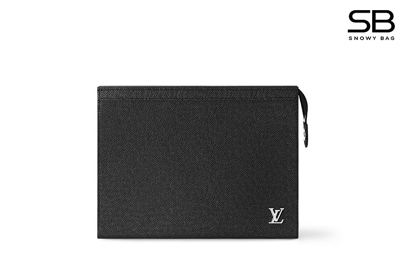 Túi LV Pochette Voyage Black Taiga M30450 màu đen sang trọng.