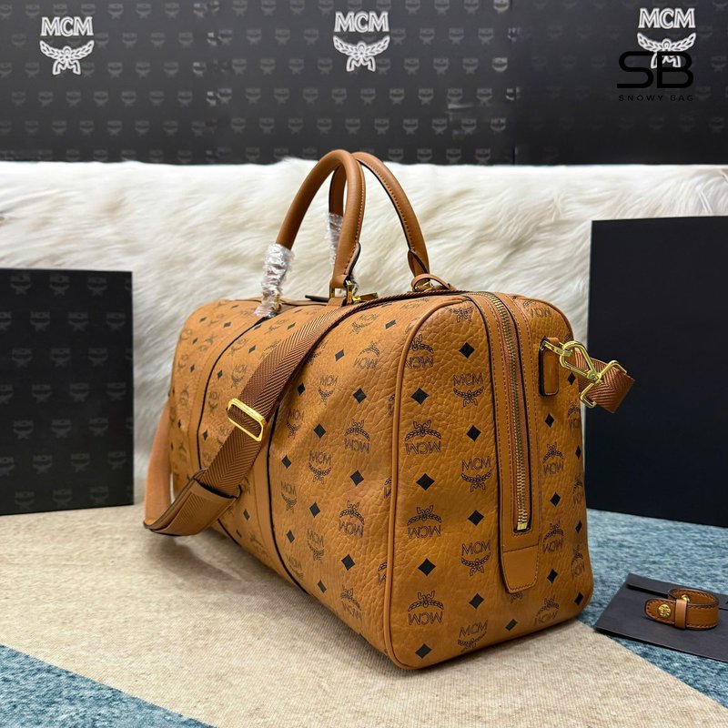 Túi MCM Ottomar Weekender Bag 45 In Visetos Cognac Nâu với chi tiết logo sang trọng