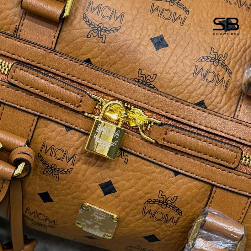 Túi MCM Ottomar Weekender Bag 45 In Visetos Cognac Nâu sang trọng và đẳng cấp.