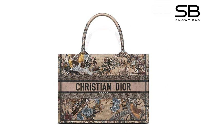 Túi Medium Dior Book Tote Size 36 Beige Jadin Hiver sang trọng