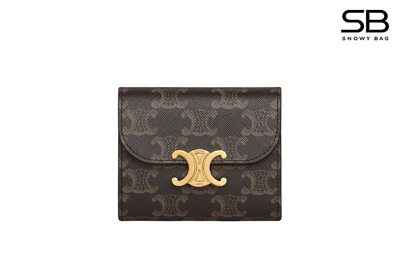 Ví Celine Small Flap Wallet Triomphe in Triomphe Canvas Tan sang trọng và tinh tế.