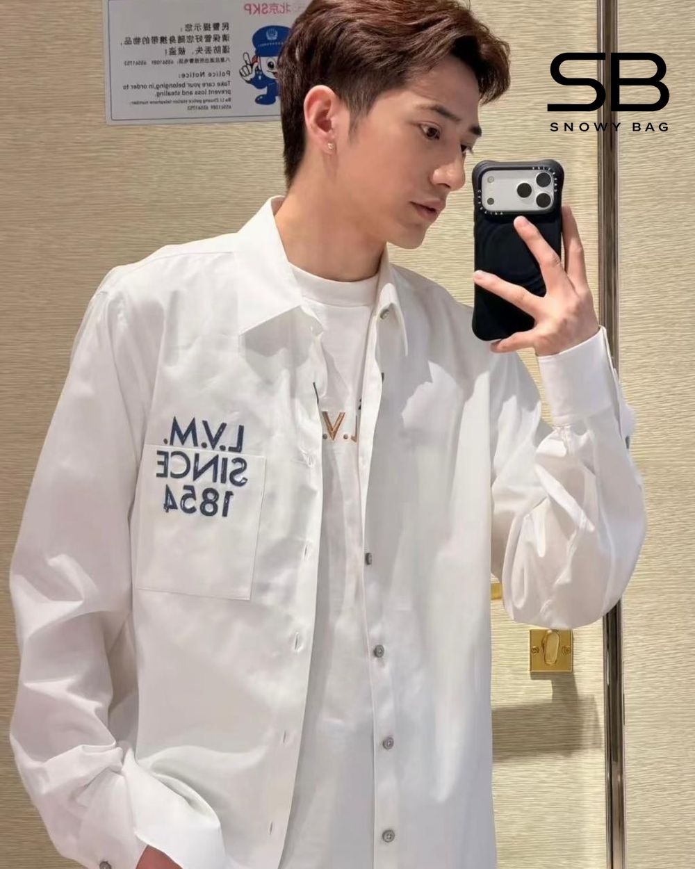 Áo Sơ Mi LV Long-Sleeved Signature Shirt White LVM Since 1854, góc nghiêng chi tiết