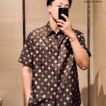 Áo Sơ Mi LV Monogram Printed Short-Sleeved Silk Shirt Deep Brown góc nghiêng chi tiết