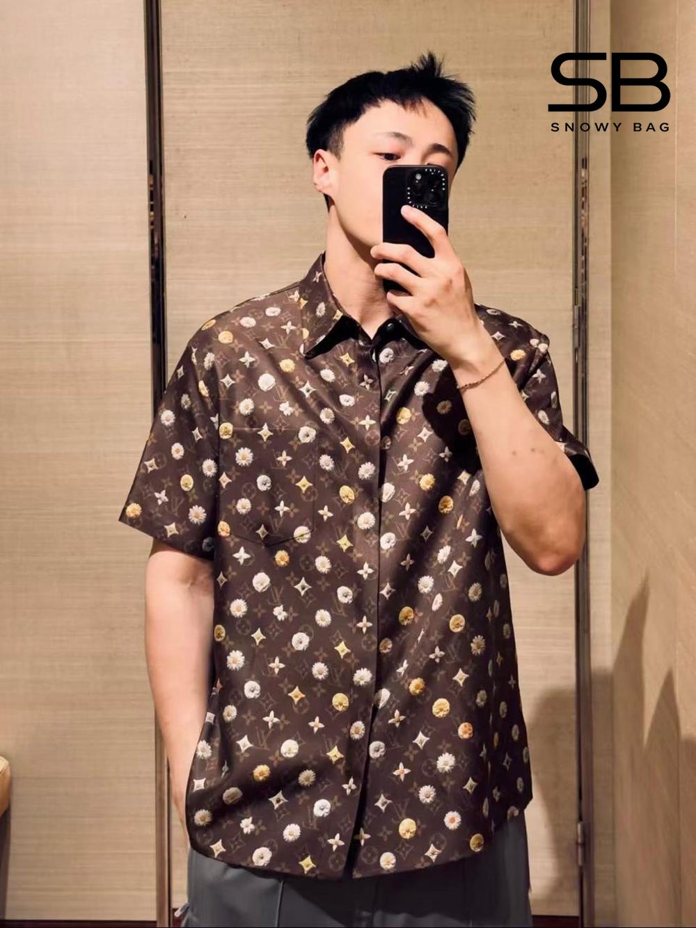 Áo Sơ Mi LV Monogram Printed Short-Sleeved Silk Shirt Deep Brown góc nghiêng chi tiết