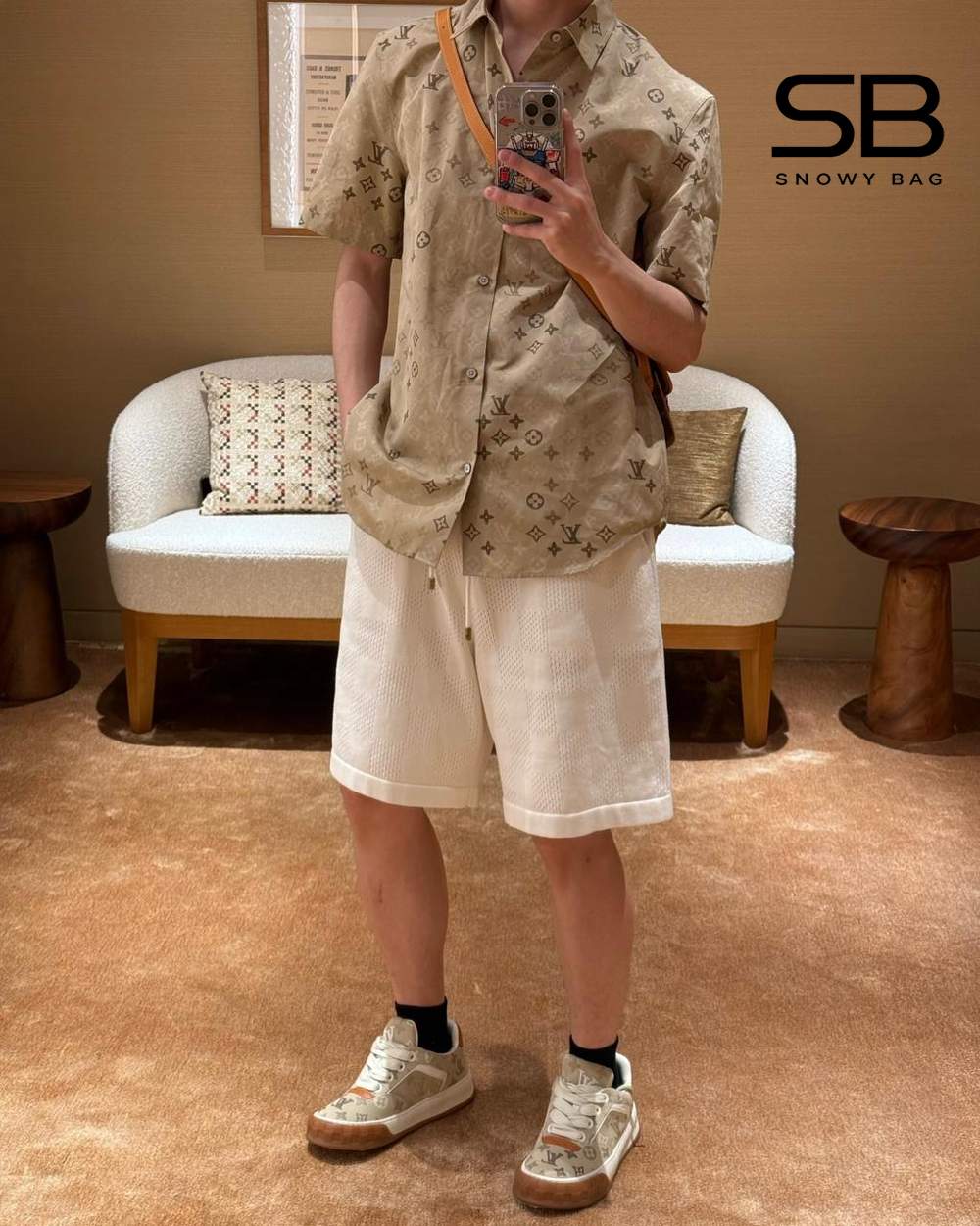 Áo Sơ Mi LV Monogram Short-Sleeved Shirt Beige 1AK77Y góc nghiêng chi tiết