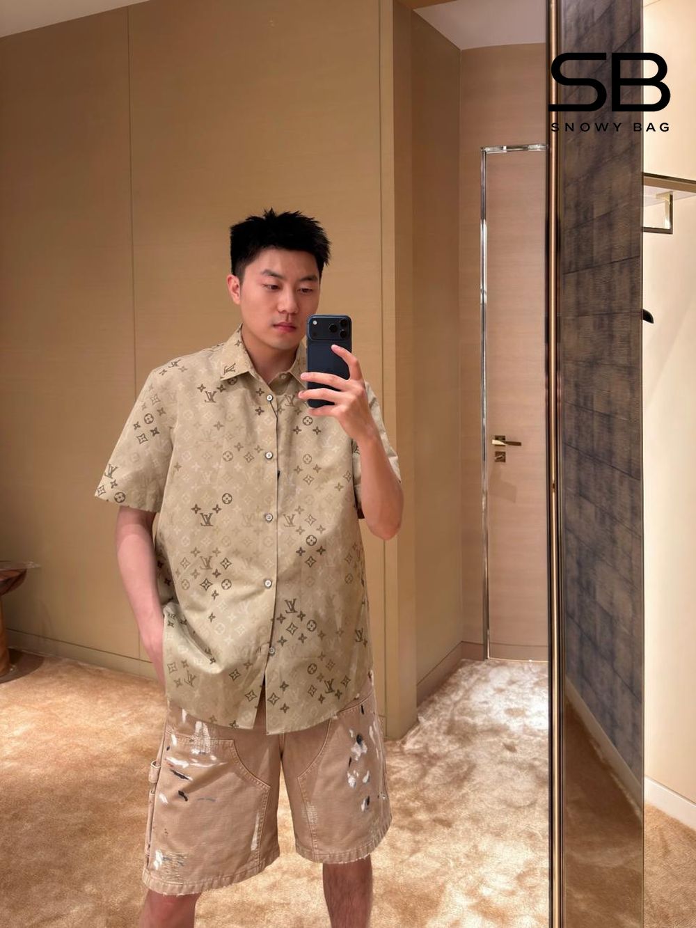 Áo Sơ Mi LV Monogram Short-Sleeved Shirt Beige 1AK77Y với thiết kế sang trọng