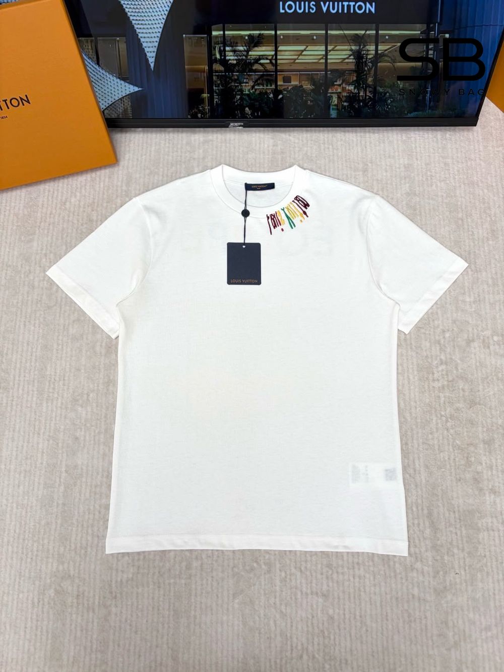 Áo Thun LV Graphic Paint Splash Trắng góc nghiêng chi tiết
