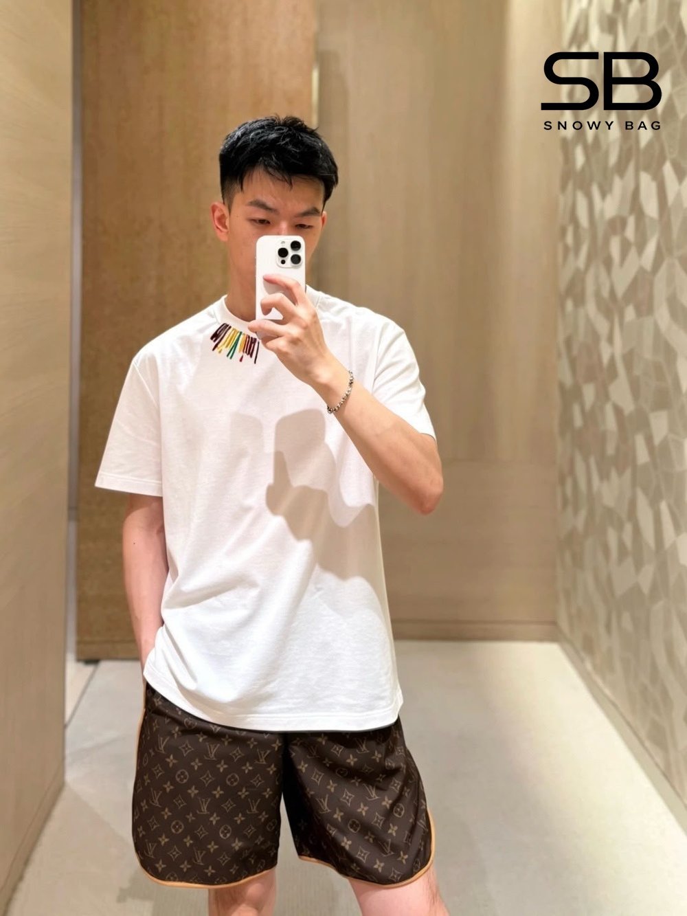 Áo Thun LV Graphic Paint Splash Trắng sang trọng và đẳng cấp