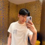 Áo Thun LV Printed T-Shirt Snakes and Ladders Màu Trắng góc nghiêng chi tiết