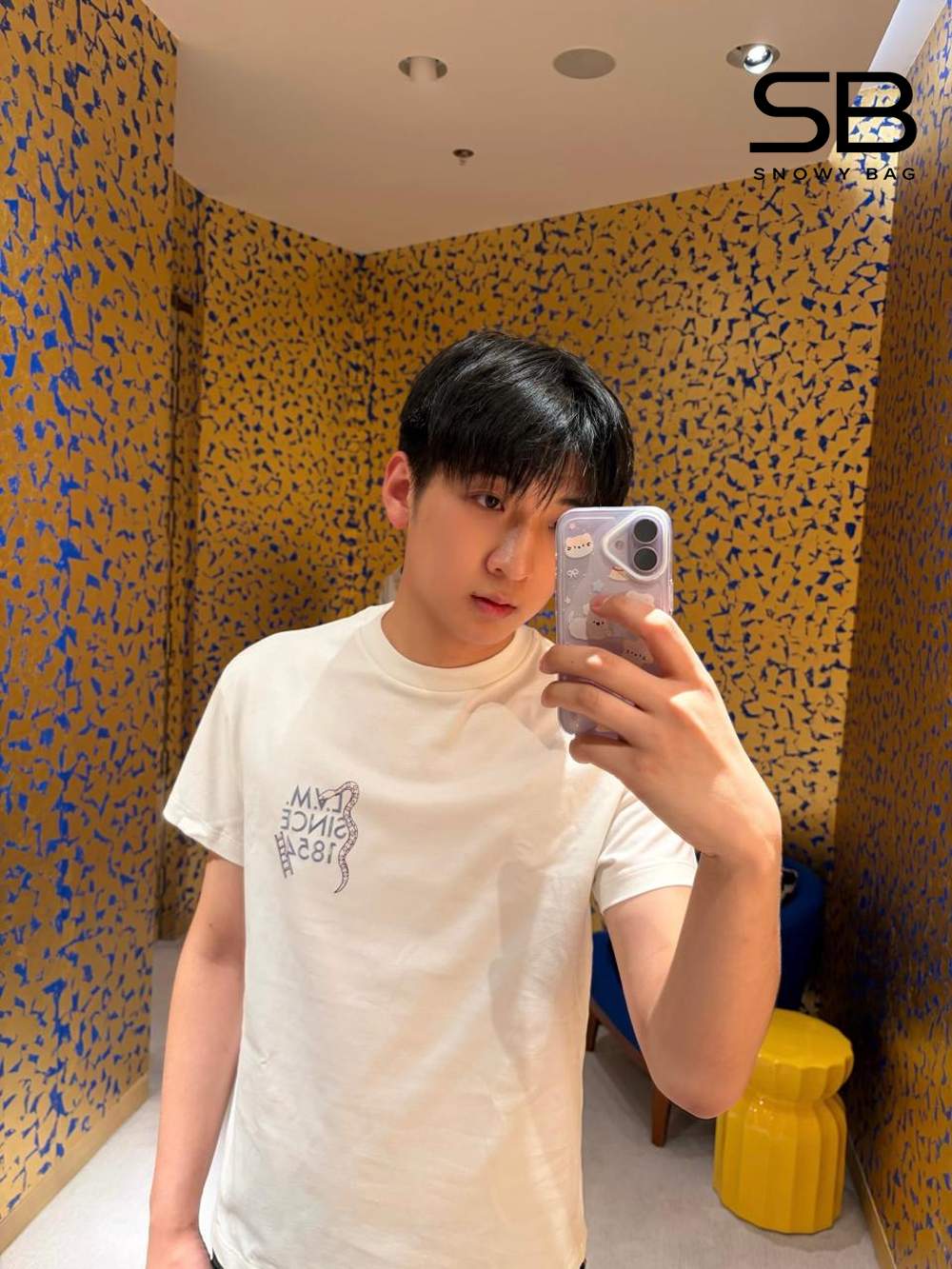 Áo Thun LV Printed T-Shirt Snakes and Ladders Màu Trắng góc nghiêng chi tiết