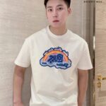 Áo Thun LV Rainbow Printed T-Shirt Màu Trắng góc nghiêng chi tiết