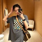 Áo Thun LV Spring 27 T-shirt Grey Miroir Monogram Màu Xám với thiết kế độc đáo.