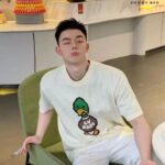 Áo Thun LV x Nigo Intarsia Jacquard Duck Màu Kem góc nghiêng chi tiết