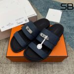 Dép Hermes Jackson Sandal Marine Blue Epsom SHW góc nghiêng chi tiết