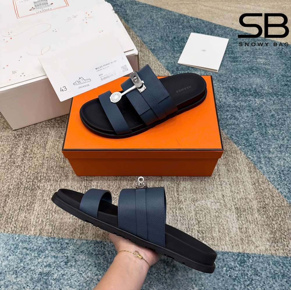 Dép Hermes Jackson Sandal Marine Blue Epsom SHW, chi tiết sang trọng và tinh tế.