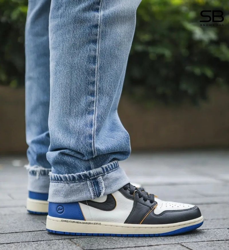Phối Air Jordan 1 High với quần jeans